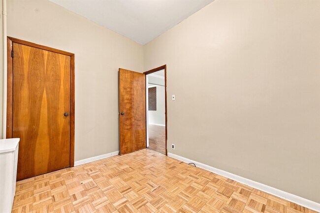 Building Photo - 129 W 28th St