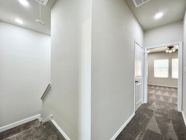 Building Photo - Brand New Duplex in New East Parks Community