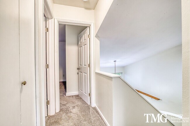 Building Photo - Inviting Townhome with Garage and Communit...