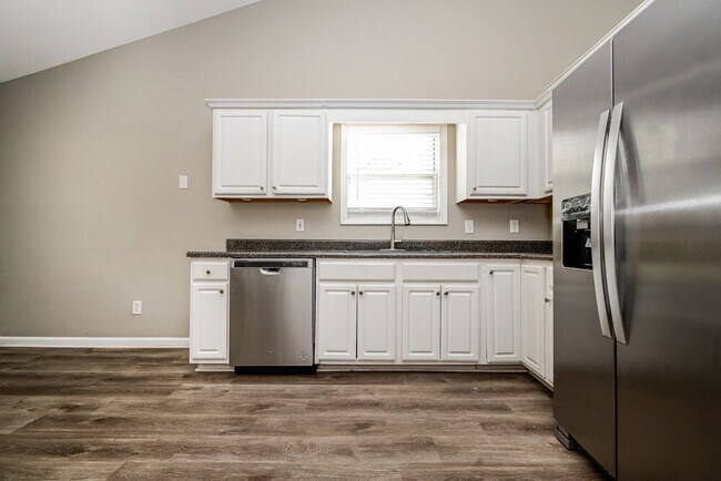 Building Photo - 420 Eglington Tr