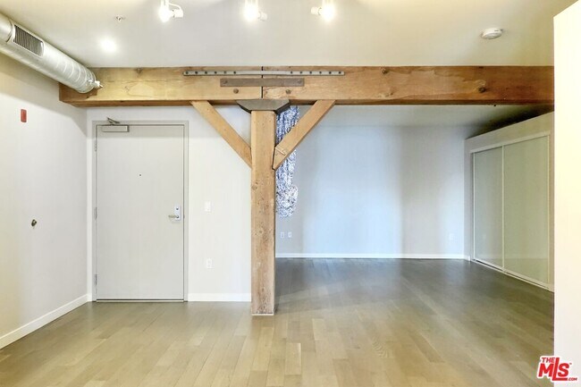 Building Photo - 527 Molino St