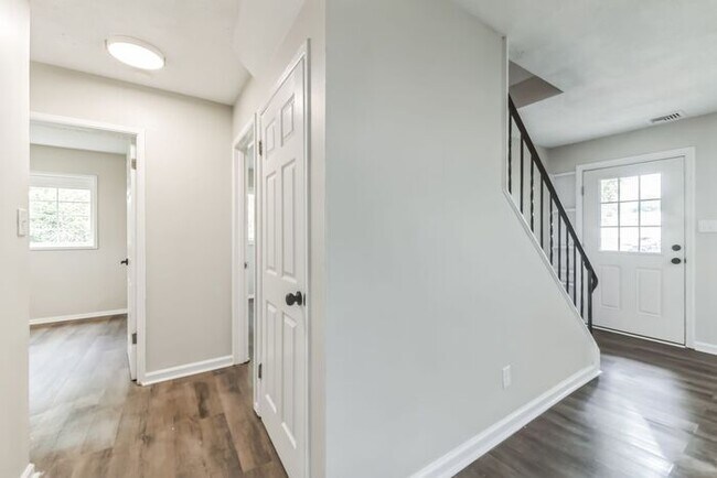 Building Photo - 9302 Holbrook Dr