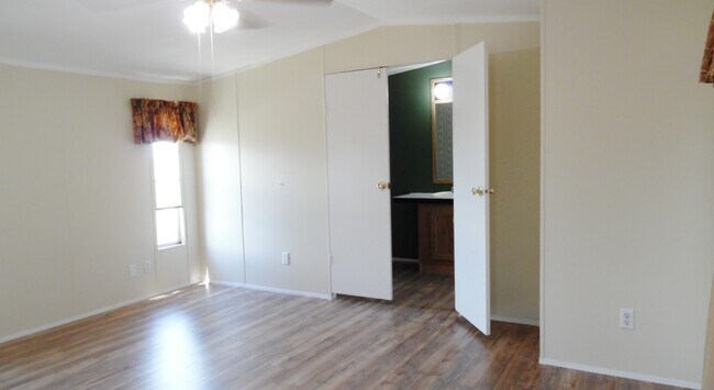 Building Photo - 9865 N Log Rd