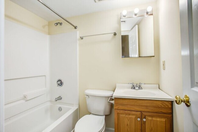 Building Photo - 1221 Villa Ln