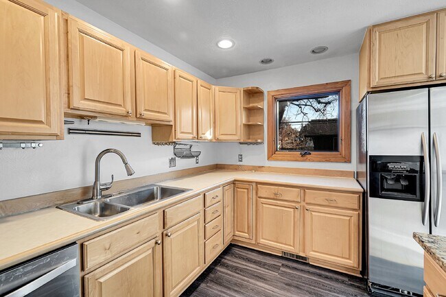 Building Photo - $2,345.00, 2 Bed, 1.5 Bath in Boulder with In Unit Laundry