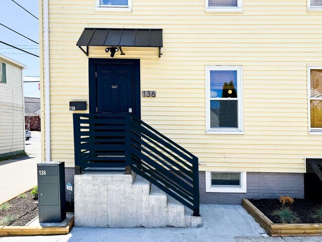 Building Photo - 136 Main St