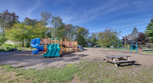 Building Photo - 2135 Rosemont Dr