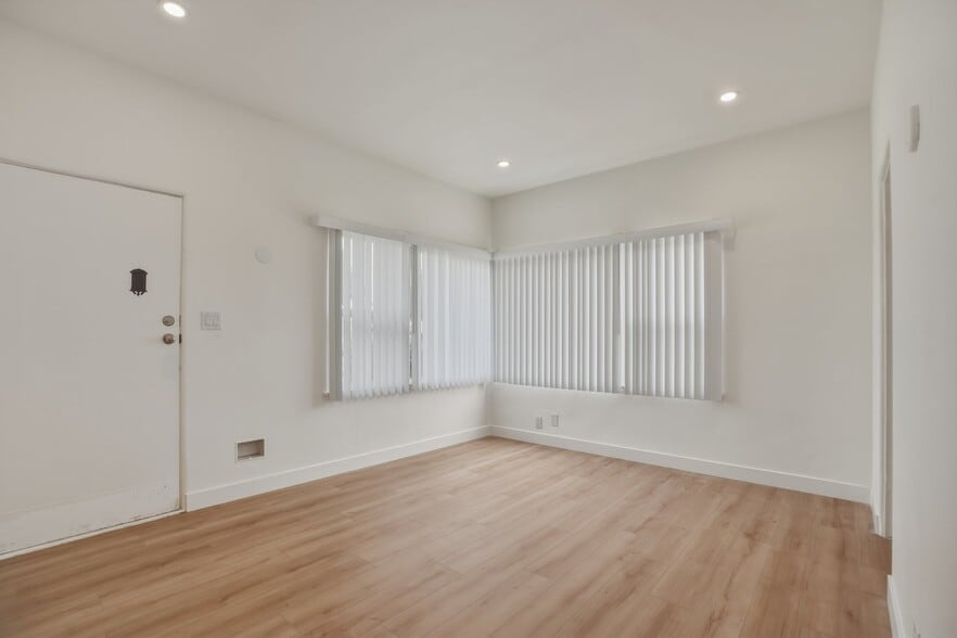 Building Photo - 2317 Ocean Park Blvd