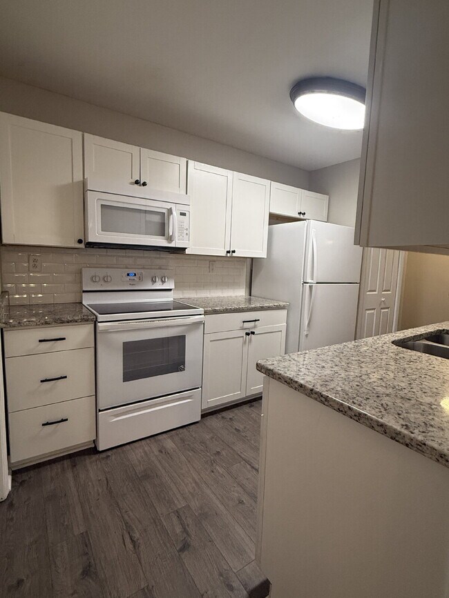 Building Photo - "Cozy 2-Bed Condo in Huntsville with Firep...