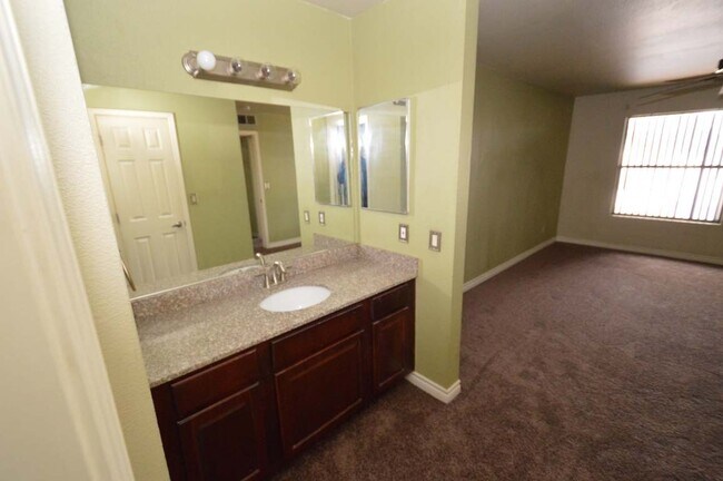 Building Photo - 2nd Floor Condo in a Gated Community