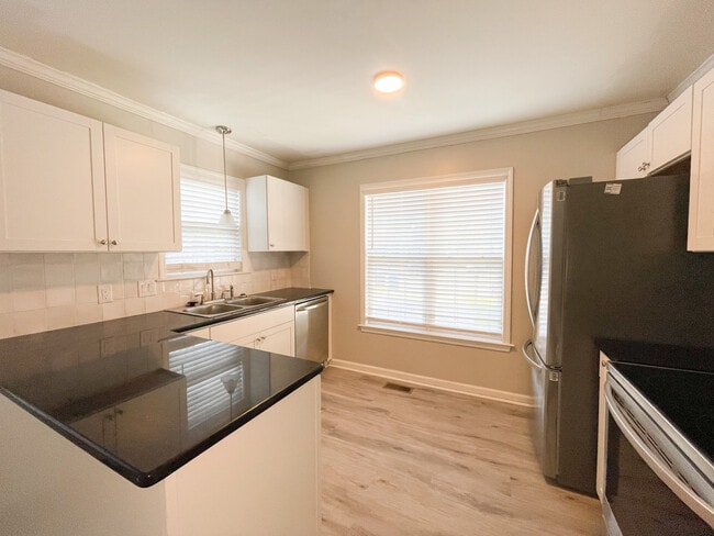 Building Photo - 405 Cami Forest Ln