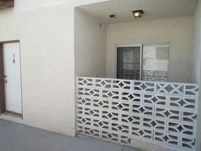 Building Photo - Wonderful townhouse on Glenoaks!
