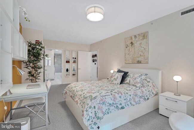 Building Photo - 912 F St NW