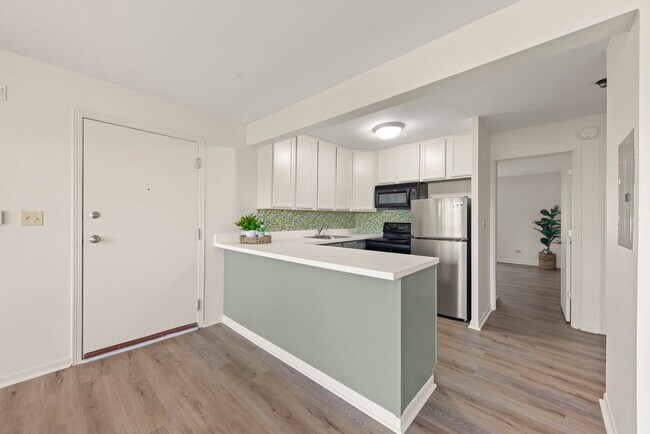 Building Photo - 5821 Oakwood Dr