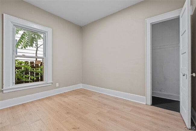 Building Photo - 712 Oak St