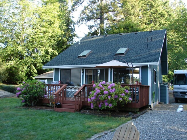 Building Photo - Lakeside Living on Phillips Lake!