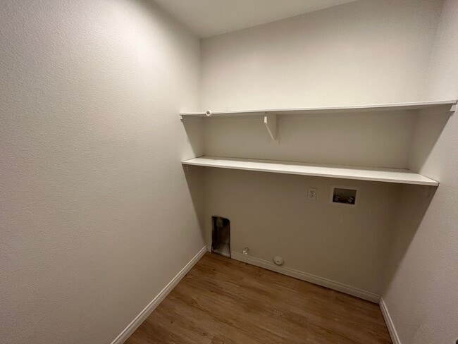 Building Photo - Large 5 Bedroom/2 Bathroom NW Bakersfield ...