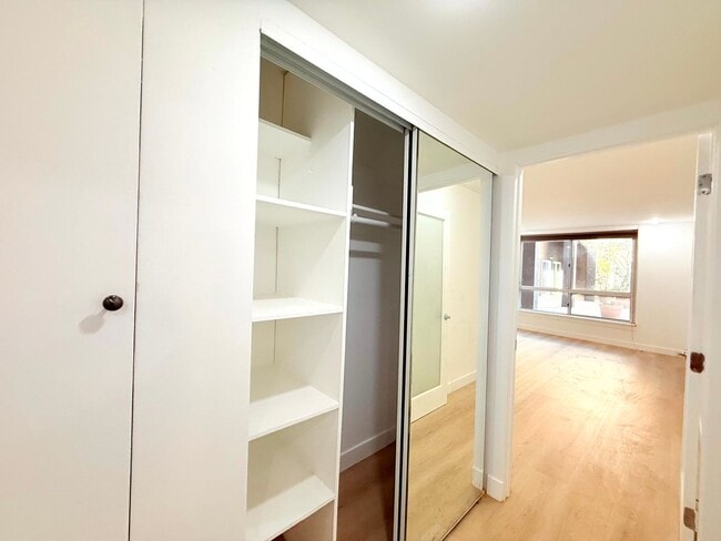 Building Photo - ***MOVE-IN SPECIAL 2 WEEKS FREE RENT***Beautiful Renovated Spacious Courtyard One Bedroom with pa...