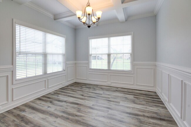 Building Photo - mega Huge wow. 4 bed 3 bath.