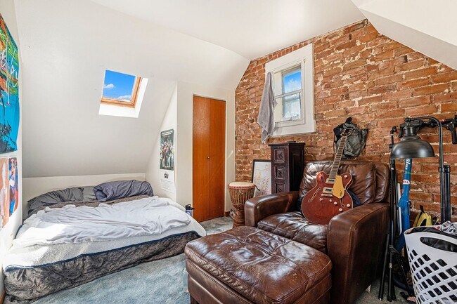 Building Photo - 2 Bedroom Cottage Oasis on The Hill!