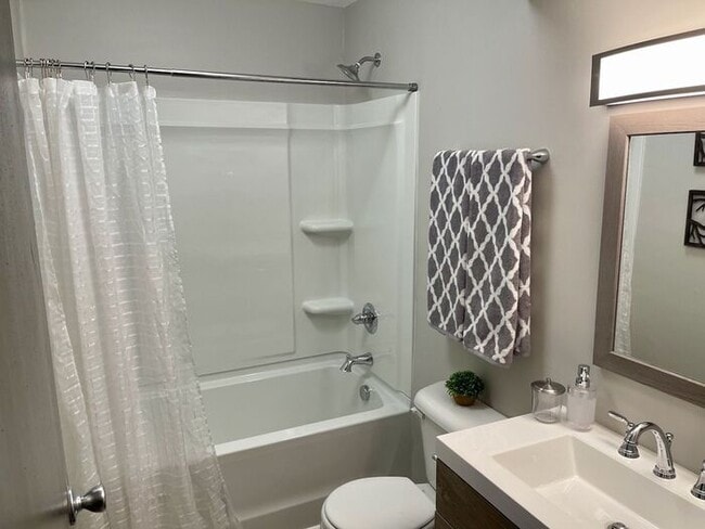 Building Photo - Cute and Convenient South Nashville Townhouse near BNA and Woodbine - Renovated