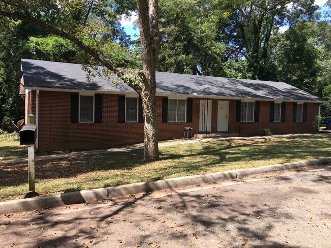 Primary Photo - Quiet Neighborhood in Downtown Douglasville