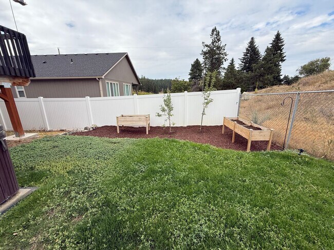 Building Photo - New Listing! Beautiful 4 Bed / 3 Bath Home...