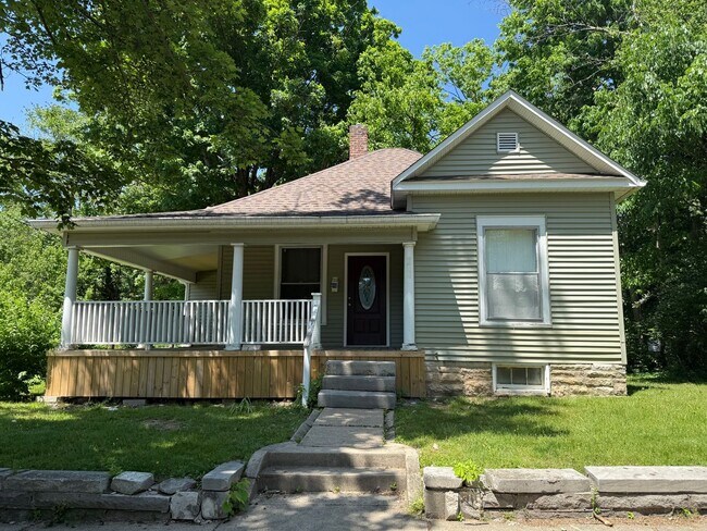 Primary Photo - 3 bedroom, 2 bath House - Available August...