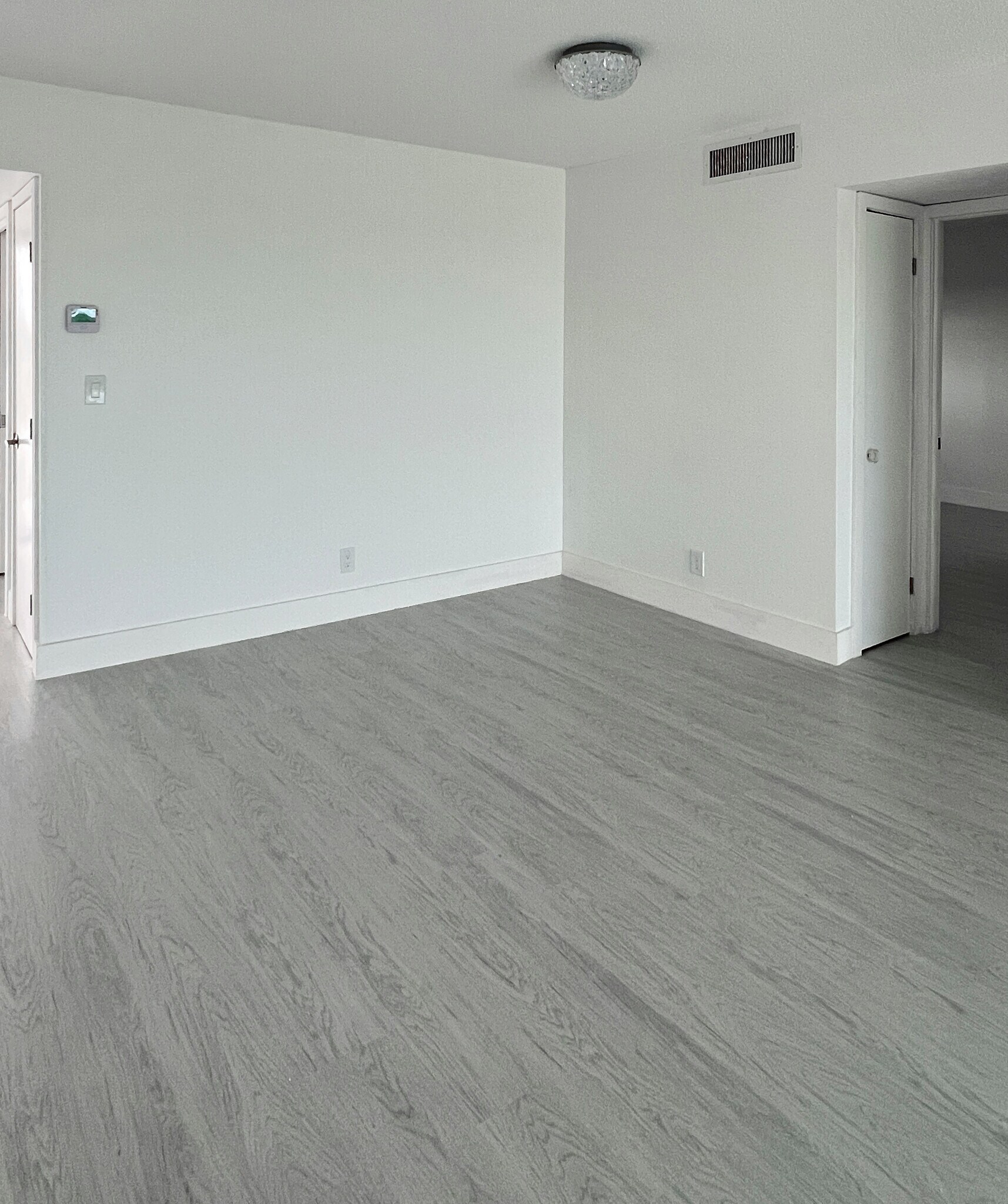 Building Photo - 2202 S Cypress Bend Dr