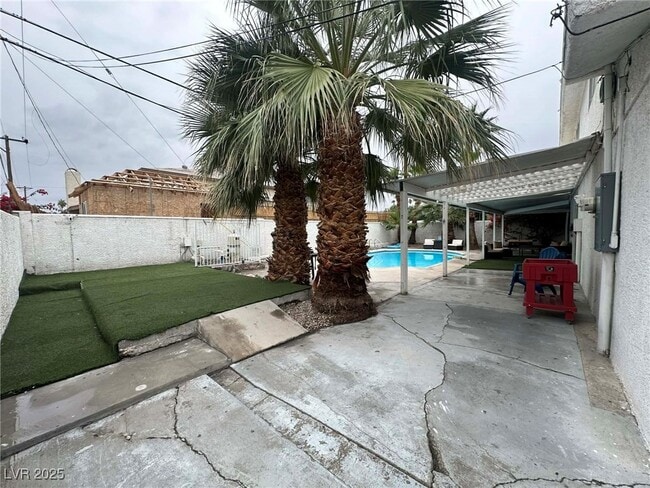 Building Photo - 2419 E Vegas Valley Dr