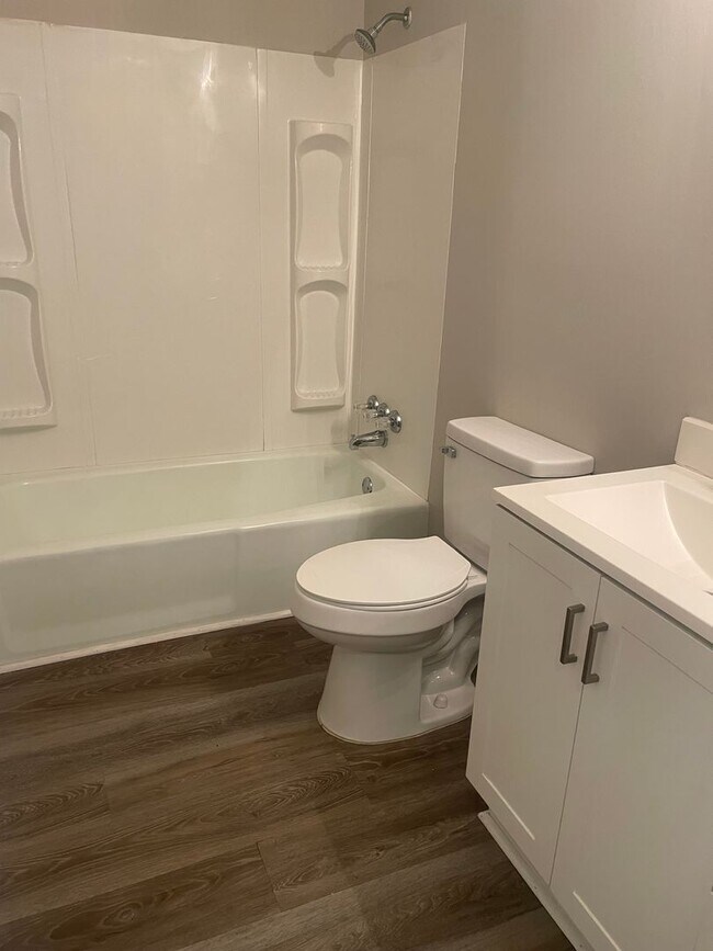 Building Photo - Knoxville 37912 - Spacious 1 bedroom, 1 bath apartment - Contact Lisa Vineyard and Shannon Russel...