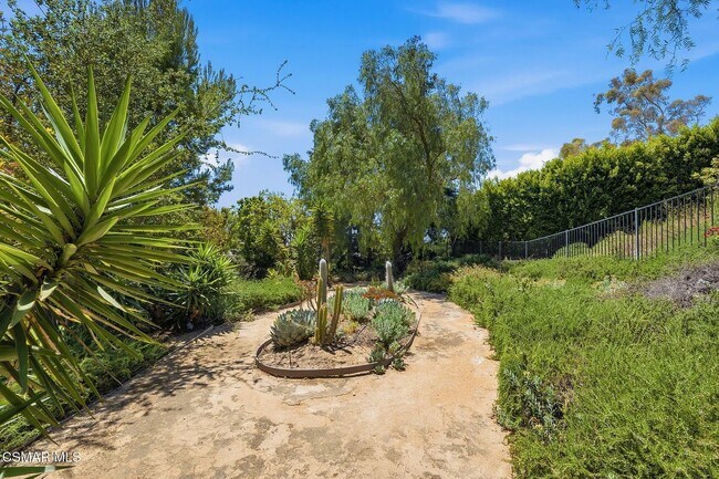 Building Photo - 2085 Brookfield Dr