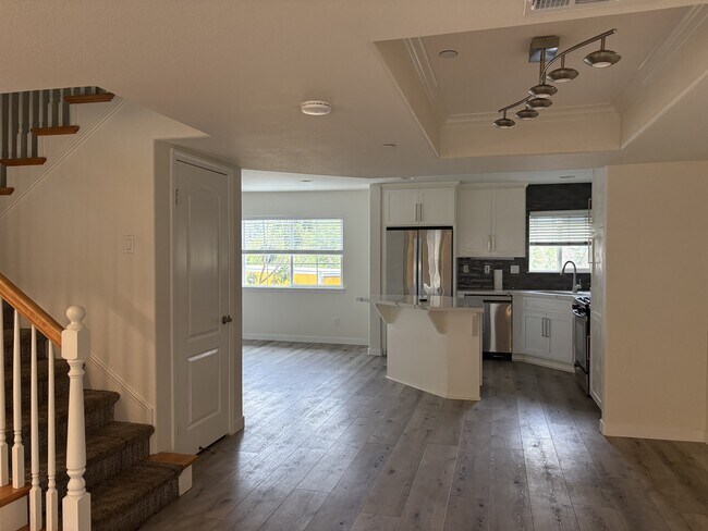 Building Photo - 4023 Bluff View Way