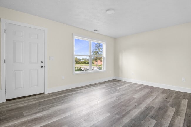 Building Photo - 453 S Laurel Rd