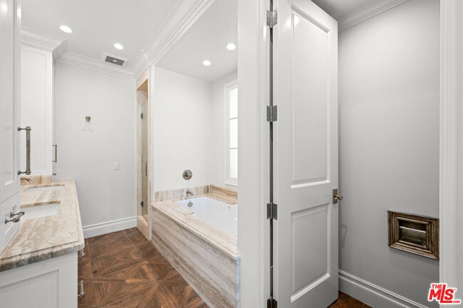 Building Photo - 816 S Catalina Ave