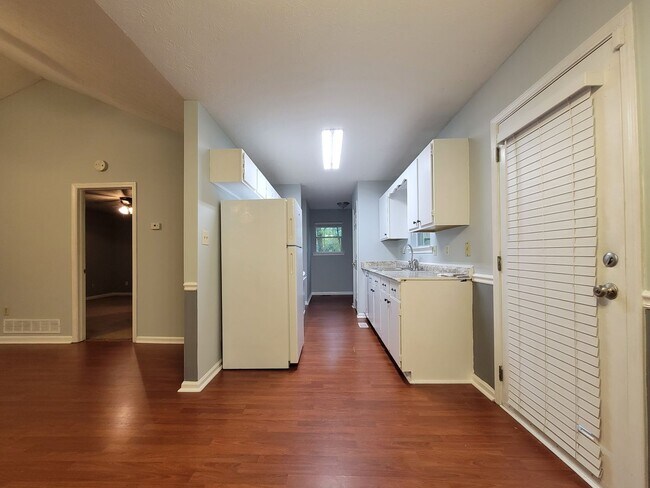 Building Photo - Charming Douglasville Home with Bonus Base...