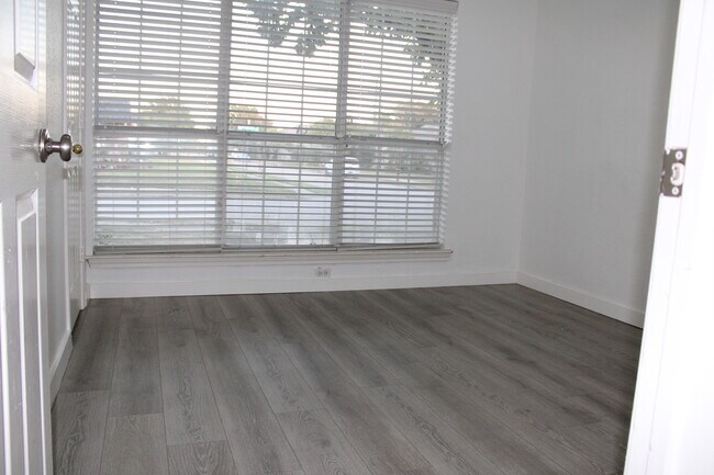 Master bedroom - 6005 Acapulco Dr