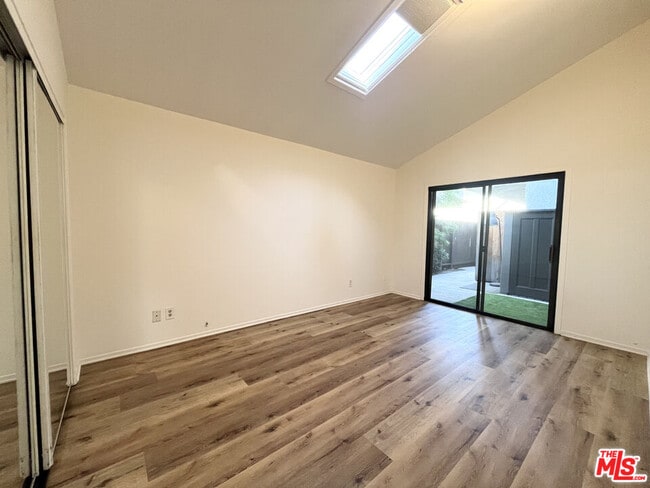 Building Photo - 602 Victoria Ave