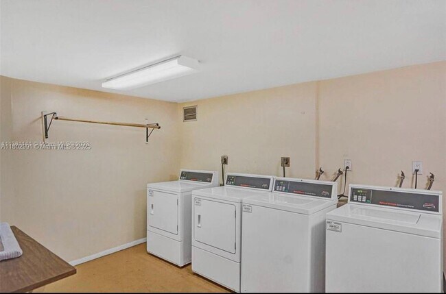 Building Photo - 1301 NE Miami Gardens Dr