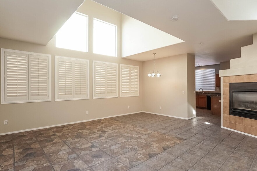 Building Photo - 9524 Friant St