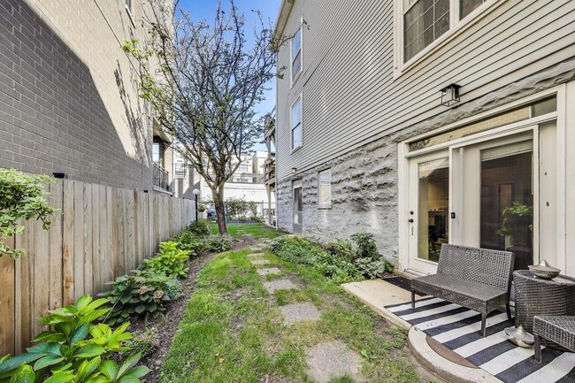 Building Photo - 1640 W Diversey Pkwy