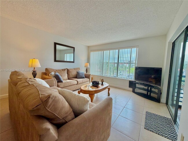 Building Photo - 2324 S Cypress Bend Dr