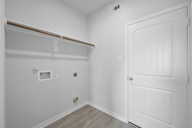 Building Photo - 2140 Cedar Bnd Dr