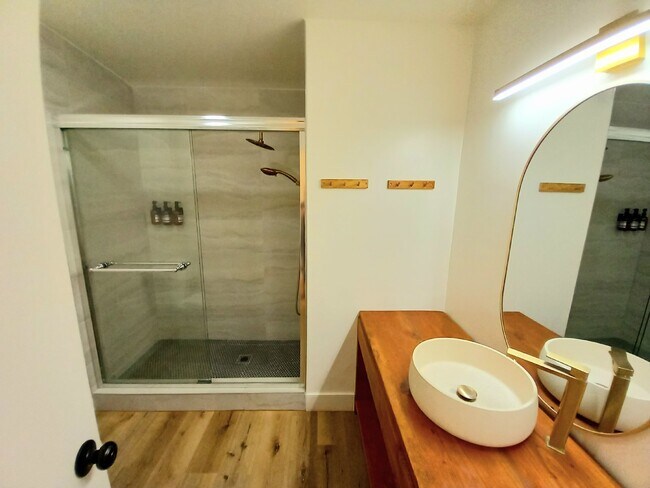 Building Photo - Beautifully Renovated 3 bd, 2 ba in Old To...