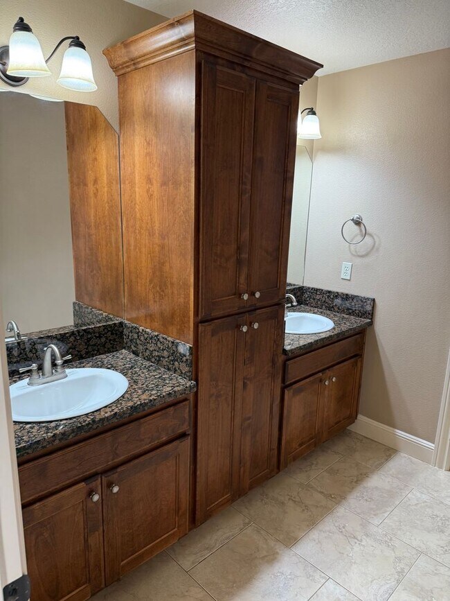 Building Photo - Goregous 5 Bedroom Home! Great Location! Vaulted Ceilings! Fenced Yard! 3- Car Garage & More!