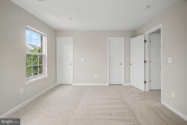 Building Photo - 100 Meadows Ln