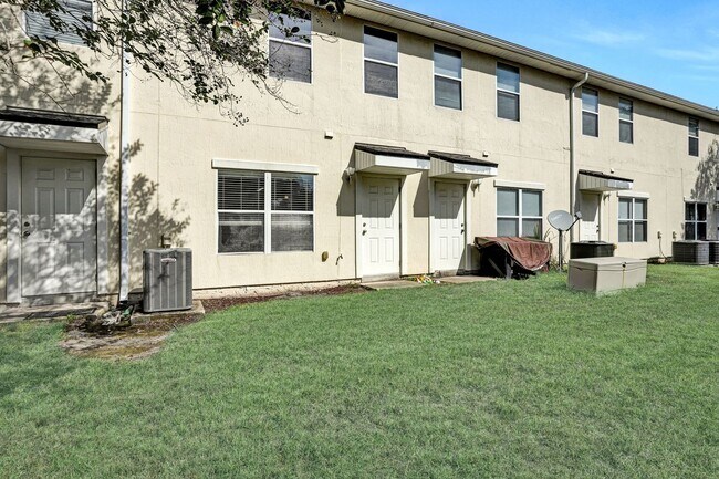 Building Photo - 2 bedroom/ 2.5 bathroom in gated St Johns ...