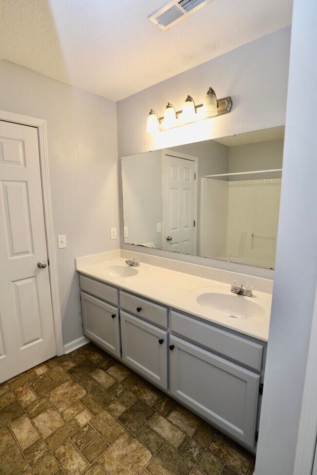 Building Photo - 60 Vinca Ct