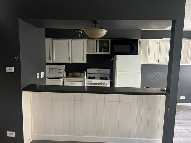 Building Photo - 1085 Cove Dr