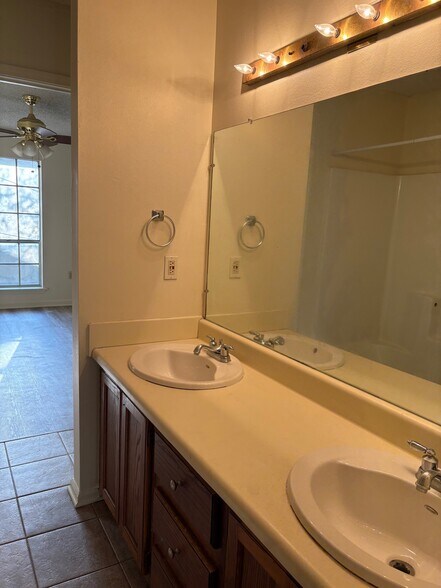 Building Photo - 5431 Nicholson Dr